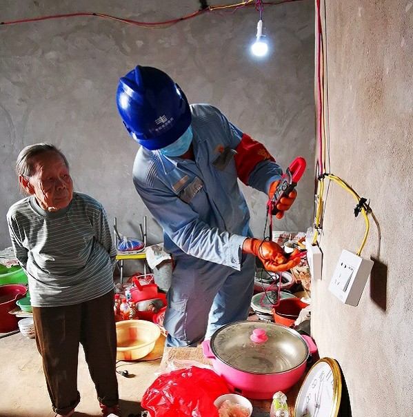 南方電網(wǎng)廣西柳州鹿寨供電局:傾情服務(wù) 保障五保戶(hù)用好電