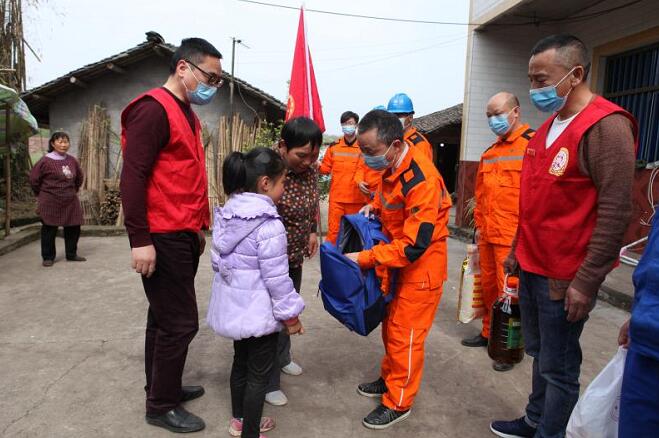 四川南充高坪公司:“張思德精神”點(diǎn)亮貧困戶心中的明燈