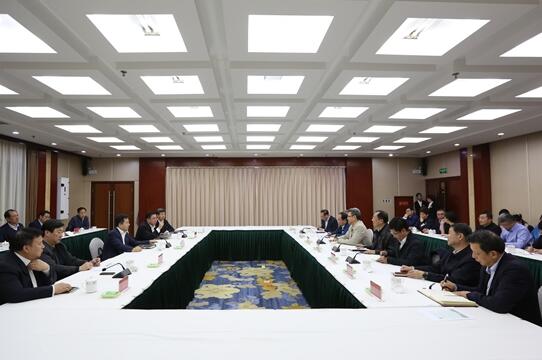 錢智民與保定市委書記黨曉龍、市長郭建英進行座談交流