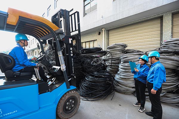 國網(wǎng)寧?？h供電公司：下基層強服務(wù)，提質(zhì)增效駛?cè)搿翱燔嚒钡? width=