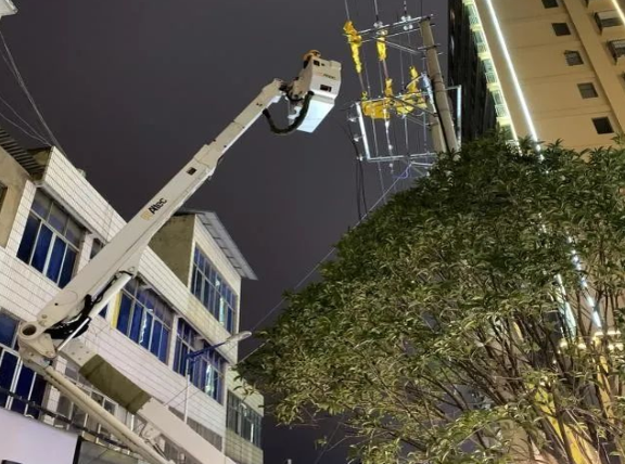 云南電網(wǎng)陸良供電局城區(qū)供電所冬夜搶修，杜絕用電隱患