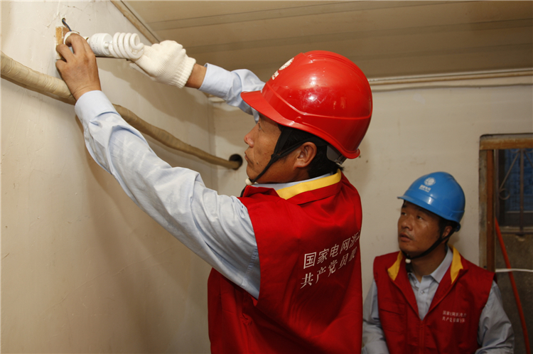 國網(wǎng)象山縣供電公司紅船服務(wù)進(jìn)社區(qū)，把牢冬季安全用電關(guān)