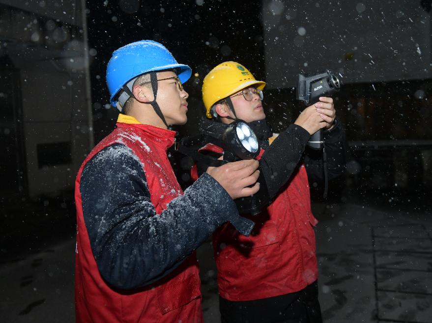 國網余姚市供電公司寒潮來襲“凍”真格,青年黨員守紅山