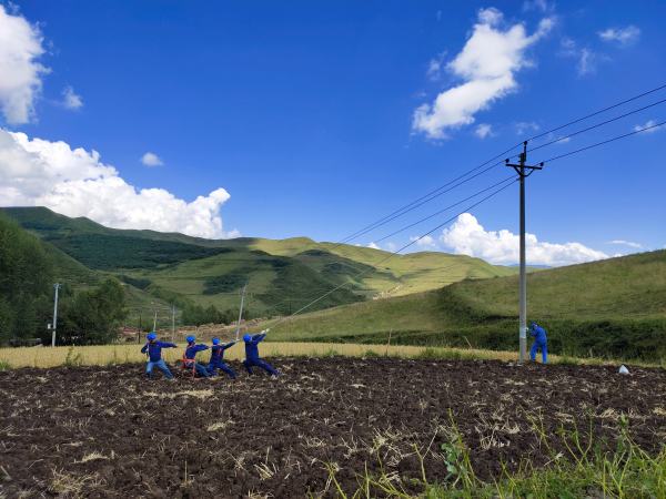 國(guó)網(wǎng)青海黃化化隆縣供電公司:守護(hù)千萬(wàn)家燈火 為美好生活充電