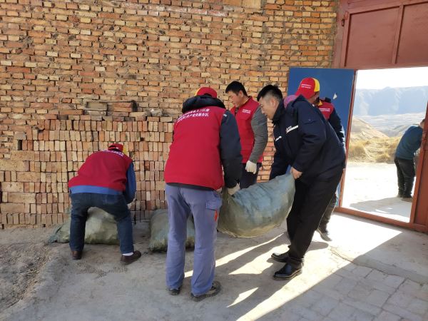 國(guó)網(wǎng)青海黃化化隆縣供電公司:節(jié)前“祝福”暖人心