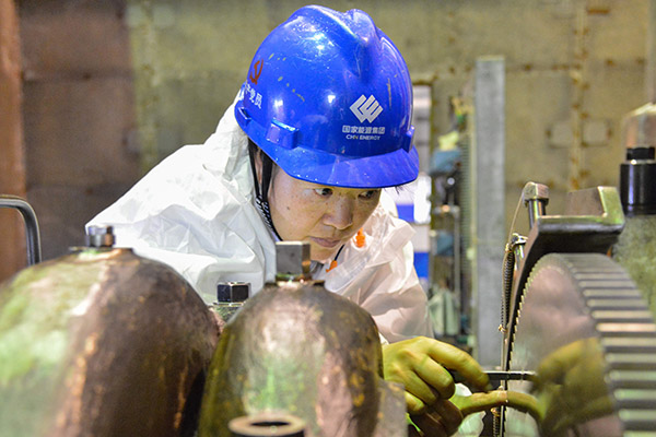 敬業(yè)奉獻(xiàn)的“大姐”班長——記國家能源集團(tuán)雁石發(fā)電公司熱控班班長曾德彩