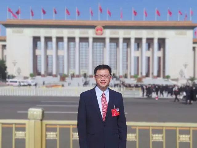 加快推動(dòng)新能源行業(yè) 與人工智能融合創(chuàng)新——訪全國(guó)人大代表、樂山太陽(yáng)能研究院院長(zhǎng)姜希猛