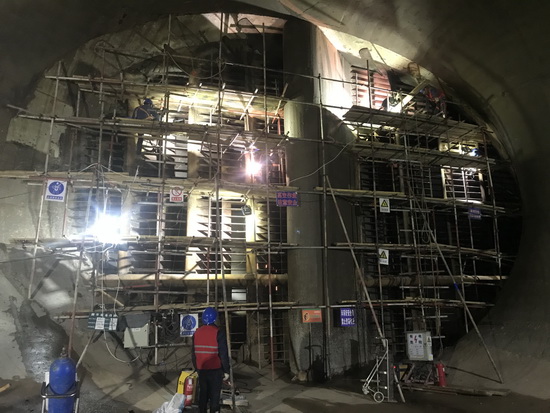 國網劉家峽水電廠7、8號機組進水口攔污柵補焊打磨修復順利完成