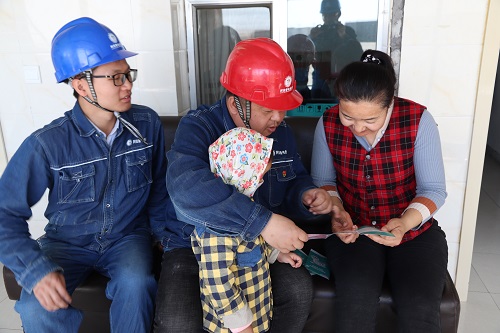 阿拉善電業(yè)局電力宣傳進(jìn)家門(mén)，客戶(hù)服務(wù)零距離