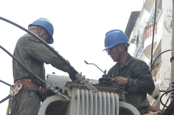 國網(wǎng)撫州市南豐縣供電公司:高溫下更換變壓器 保障過載臺區(qū)穩(wěn)定用電