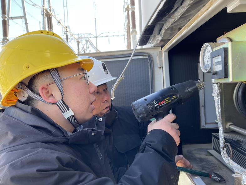 爭(zhēng)分奪秒解危急，全力保設(shè)備平穩(wěn)度冬