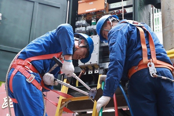 國網(wǎng)南充市高坪供電公司:元旦佳節(jié) 堅守崗位保供電