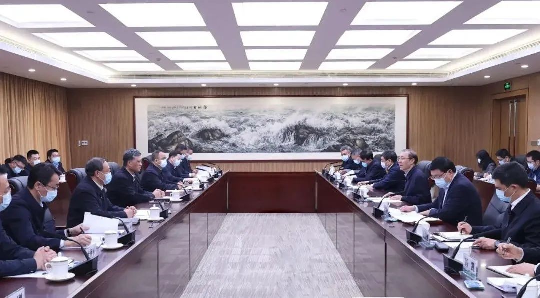 辛保安、張智剛與新疆維吾爾自治區(qū)、新疆生產(chǎn)建設(shè)兵團(tuán)領(lǐng)導(dǎo)會(huì)談