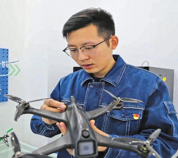 國網(wǎng)工匠呂偉釗:成長在運維一線的 “90后”技術能手