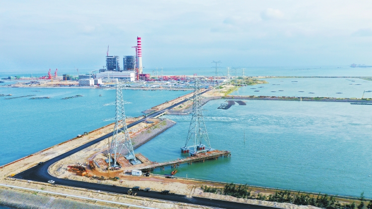 廣西首條500千伏跨?！澳茉磩用}”貫通