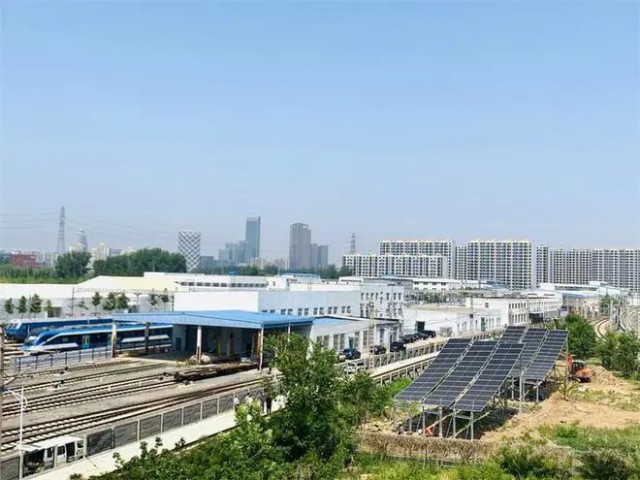 全國首個(gè)！英利集團(tuán)“光伏+鐵路”示范項(xiàng)目順利并網(wǎng)