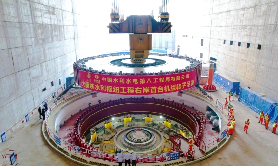 大藤峽工程右岸首臺機組轉子吊裝完成