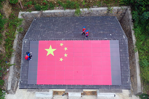 寧波這個“光伏村”出現(xiàn)巨幅五星紅旗，祝福祖國