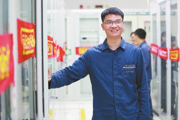 扎根一線的繼?！搬t(yī)生”——記廣東電網公司肇慶供電局變電管理所繼保自動化一班副班長雷宇