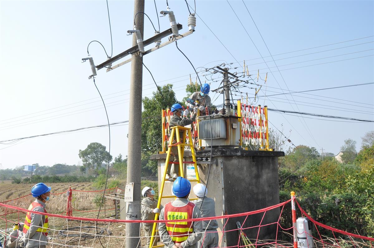 國網(wǎng)松滋供電公司集中檢修消除隱患