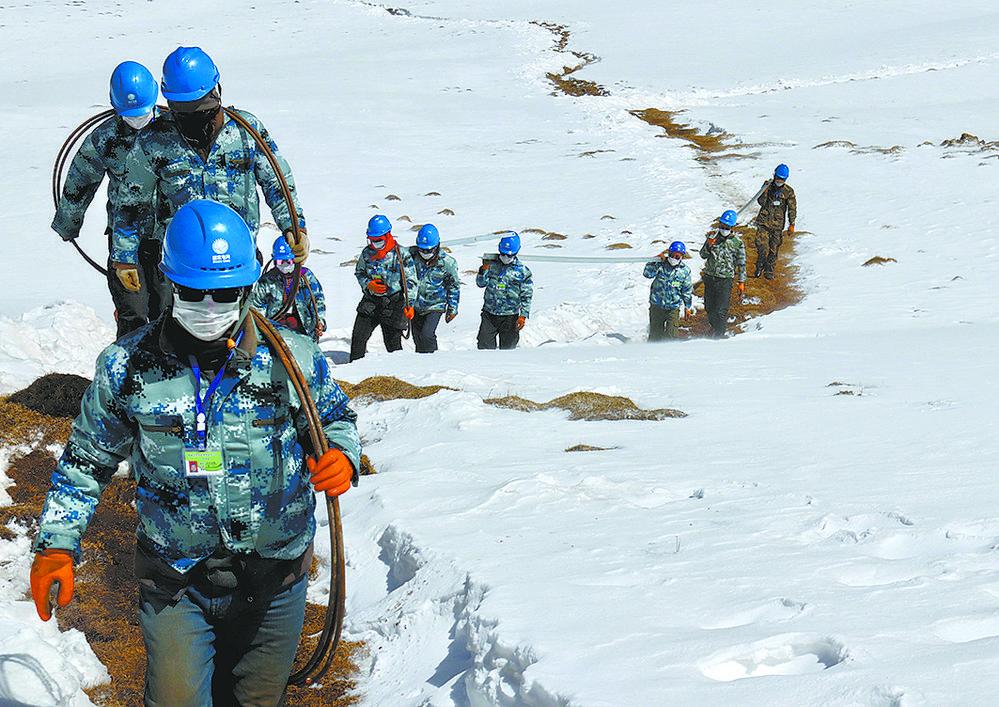 國網(wǎng)玉樹供電:不畏風(fēng)雪保供電 守護(hù)光明暖萬家