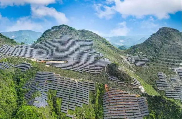 全國(guó)首例！吉電股份“大容量、高坡度”集中式山地光伏項(xiàng)目并網(wǎng)
