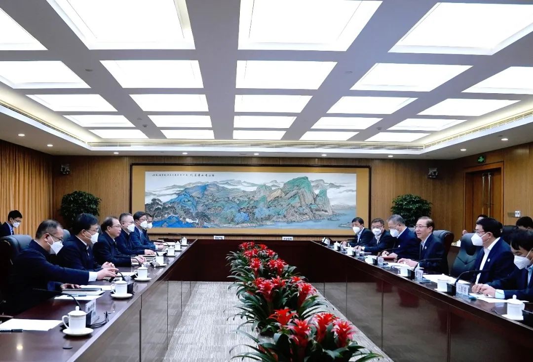 華電集團(tuán)董事長(zhǎng)江毅、總經(jīng)理葉向東與國(guó)家電網(wǎng)董事長(zhǎng)辛保安、總經(jīng)理張智剛舉行會(huì)談