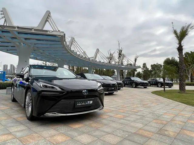 全國(guó)首個(gè)氫燃料電池轎車全場(chǎng)景規(guī)?；痉哆\(yùn)營(yíng)項(xiàng)目正式啟動(dòng)