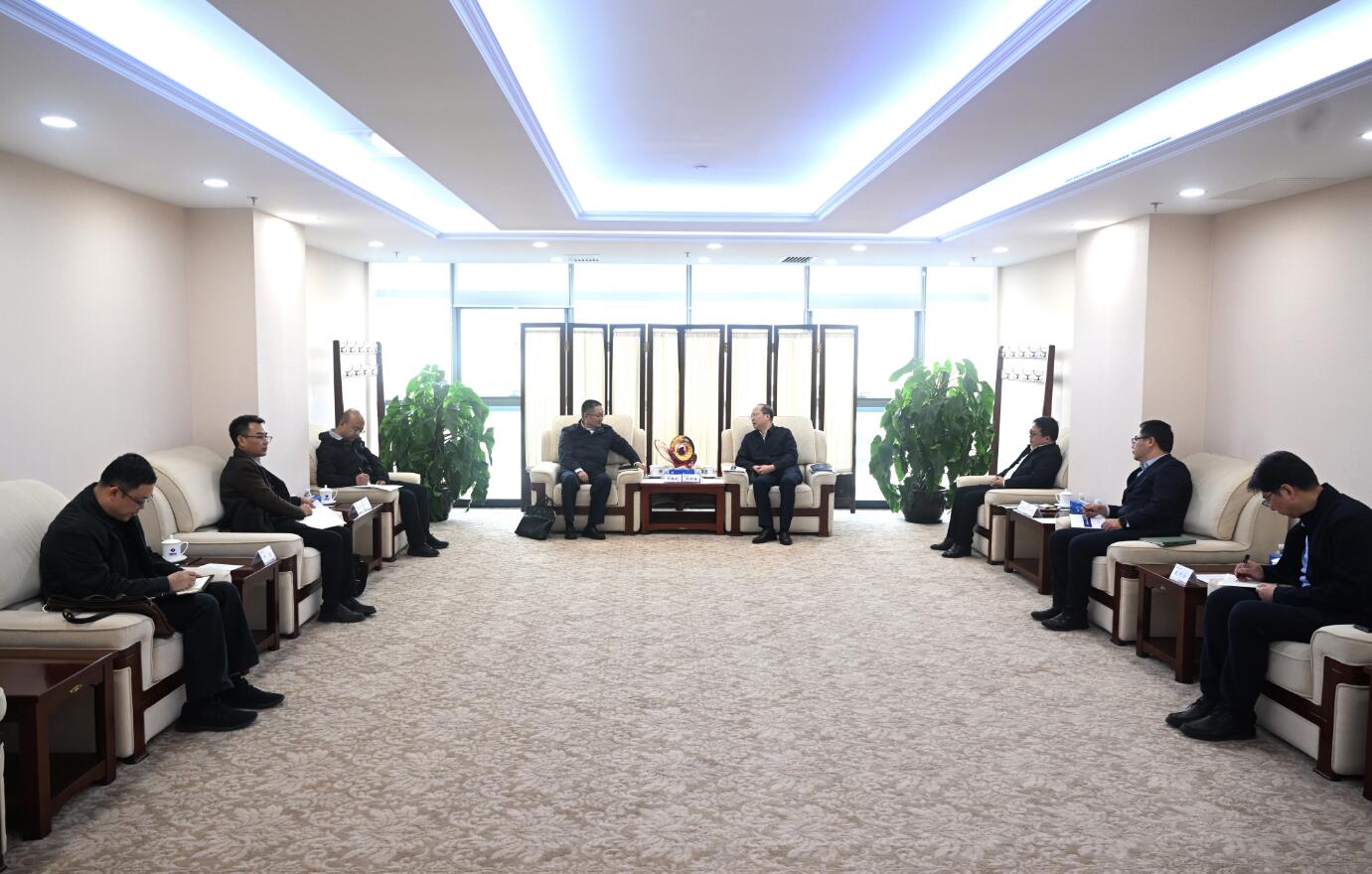 中國電建黨委常委、副總經(jīng)理徐鵬程與西藏開發(fā)投資集團(tuán)黨委書記、董事長祁騰武會(huì)談