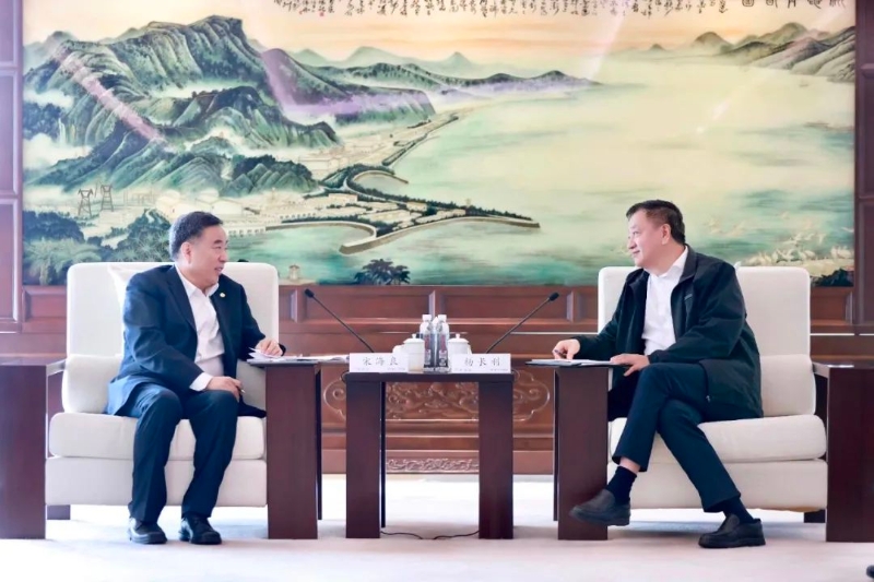 中國能建黨委書記、董事長宋海良與中國廣核集團黨委書記、董事長楊長利會談