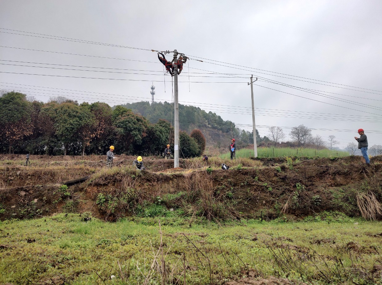 國網(wǎng)中方縣供電公司:春檢消缺忙 黨員勇?lián)? width=