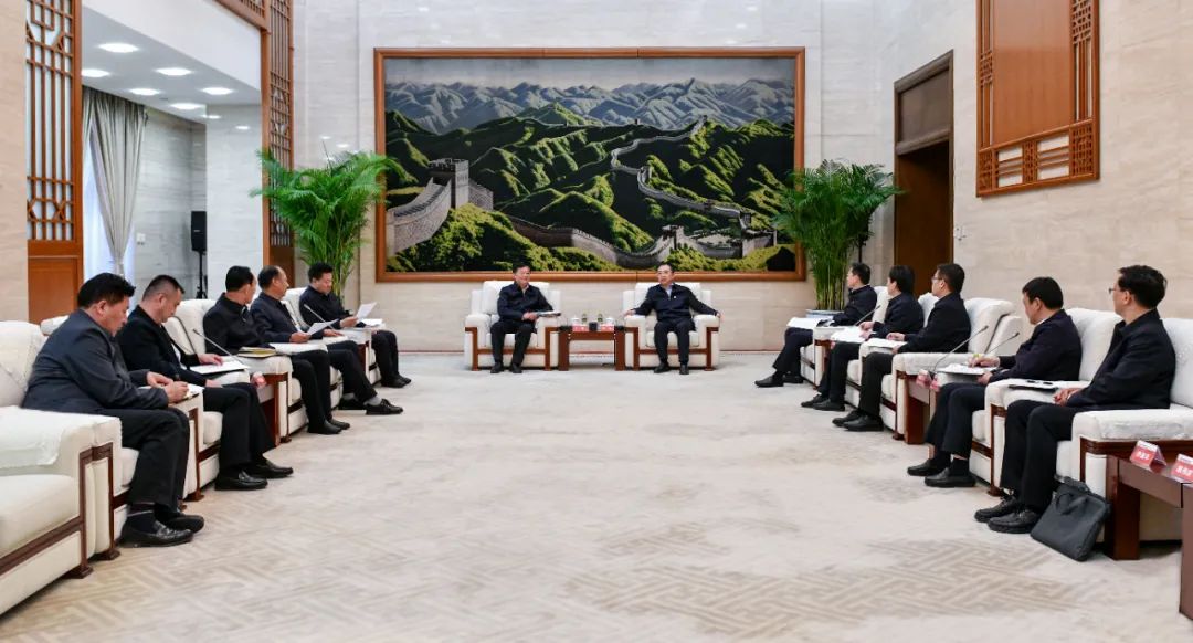 大唐集團(tuán)黨組書記、董事長鄒磊與青海省海南州委書記呂剛、州長尕瑪朋措會(huì)談