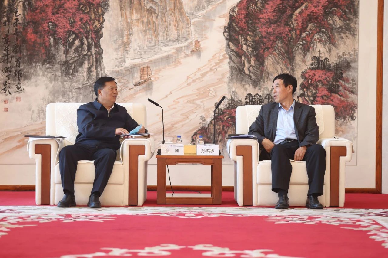 中國能建黨委副書記、總經(jīng)理孫洪水與青海省人大常委會副主任、海南州委書記呂剛座談