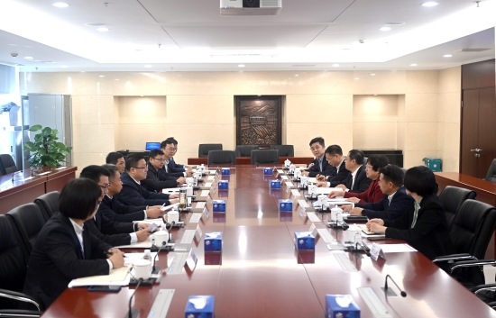 中國電建黨委常委、副總經(jīng)理王小軍與中國華電集團(tuán)黨組成員、副總經(jīng)理李旭紅會(huì)談