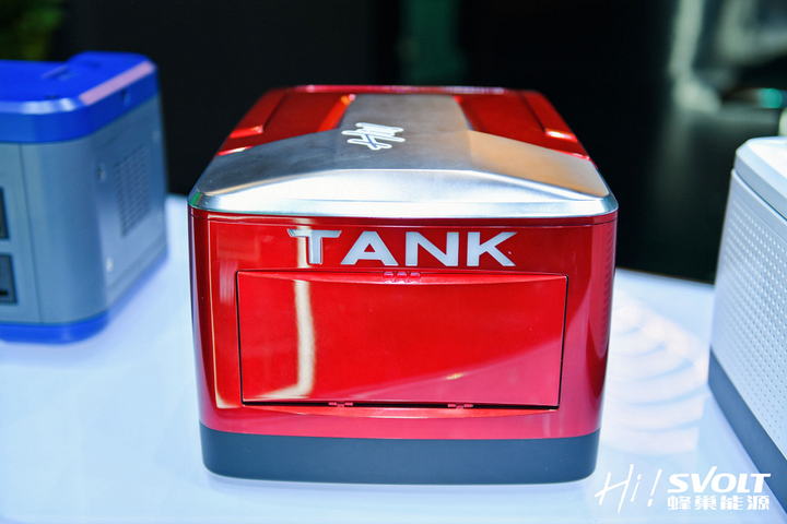 蜂巢能源上海車展首發(fā)坦克聯名款便攜式儲能電源