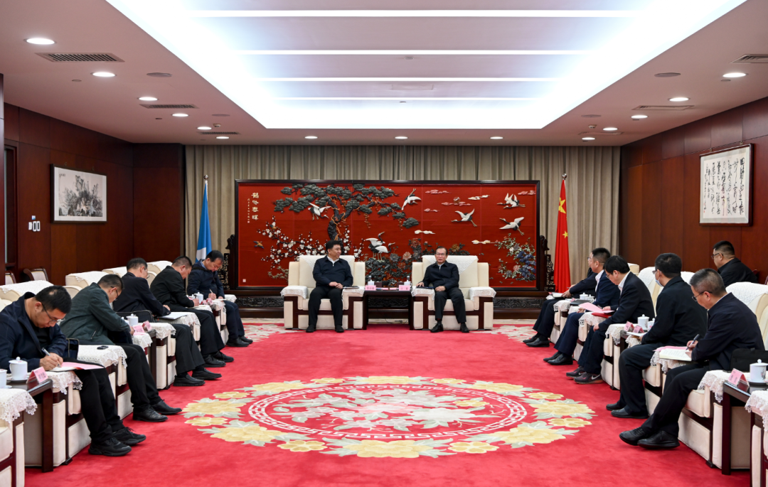 華電集團(tuán)黨組書記、董事長江毅與阿拉善盟委副書記、盟長李中增舉行會談