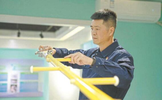 國網(wǎng)工匠蔡江河:練好帶電作業(yè)絕活 帶出技術(shù)人才隊伍