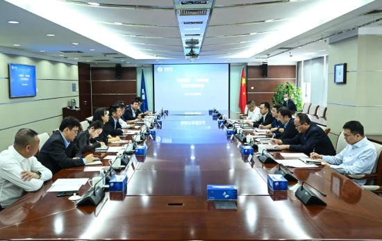 中國電建黨委常委、副總經(jīng)理劉源與中國建材股份副總裁王兵舉行會(huì)談