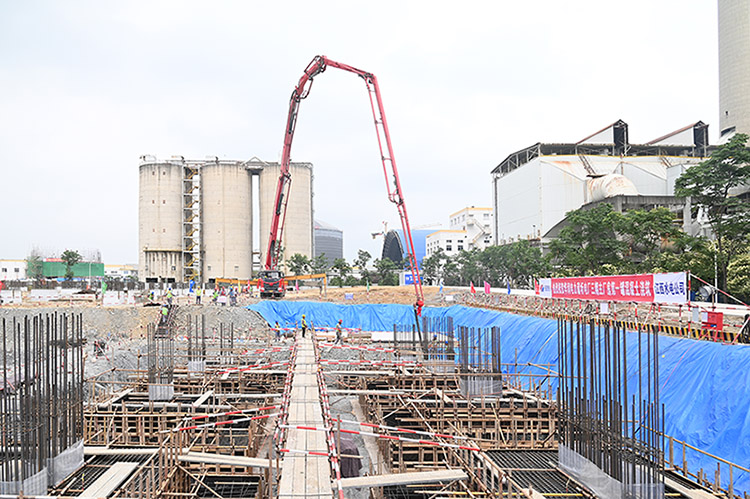 華潤(rùn)電力蒲圻三期2×1000兆瓦項(xiàng)目主廠(chǎng)房首倉(cāng)混凝土開(kāi)澆