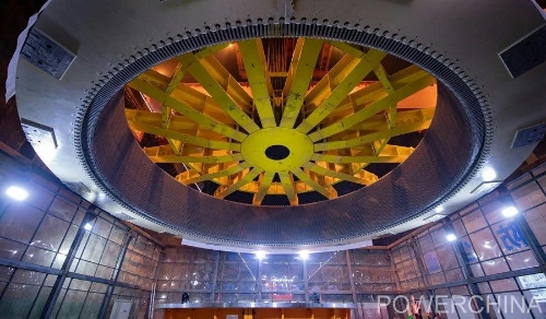 黃河上游在建海拔最高、裝機容量最大的水電站首臺機組定子順利吊裝