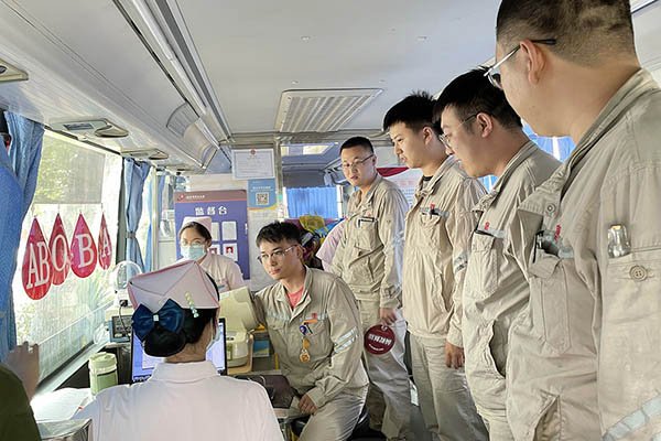 臨汾熱電公司組織“熱血與大愛(ài)同流，真情與奉獻(xiàn)同行”無(wú)償獻(xiàn)血活動(dòng)