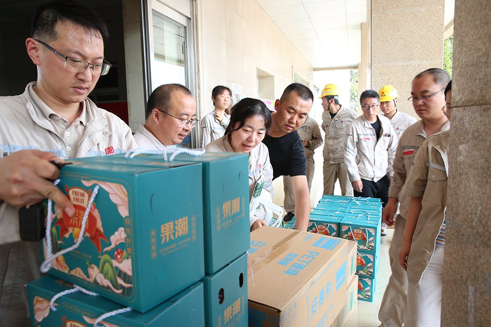 臨汾熱電公司開(kāi)展“保供有我，夏送清涼”慰問(wèn)活動(dòng)