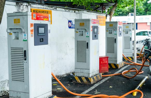 新能源汽車日漸增多，充電樁使用亂象如何管?