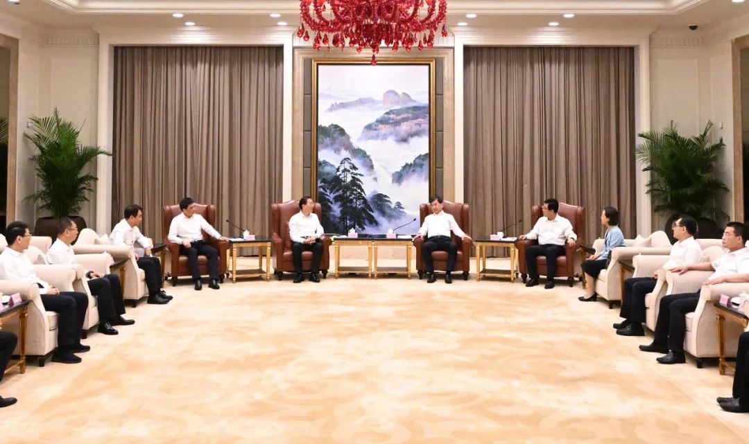 國家電網(wǎng)公司董事長、黨組書辛保安與福建省委書記周祖翼、省長趙龍會談