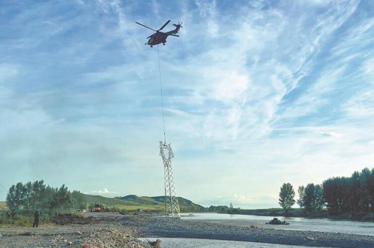 【搶險(xiǎn)救災(zāi) 我們?cè)谇熬€】國(guó)家電網(wǎng):在空中用2.3噸鐵塔“穿針引線”