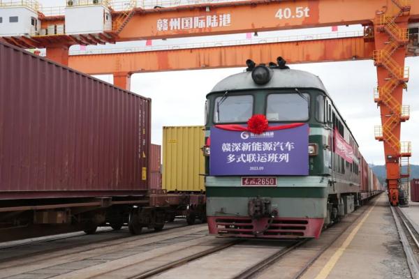 國產(chǎn)新能源汽車，坐火車“出?！?