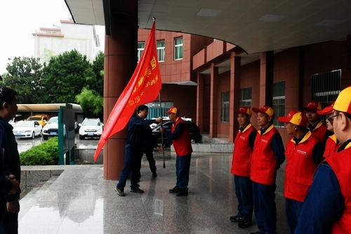 國網(wǎng)洛南縣公司:深化服務(wù)隊建設(shè) 讓旗幟高高飄揚