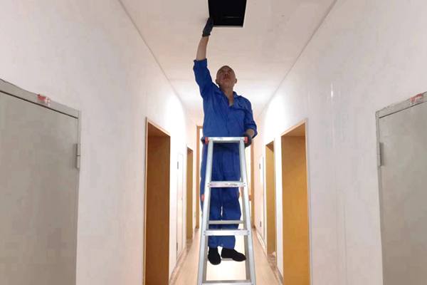 圖為物業(yè)人員利用節(jié)假日對值班宿舍電纜廊道、空調管道進行檢查和維護