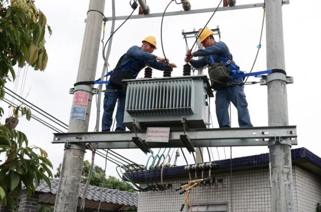 茂名供電局：強(qiáng)降雨過后，全力搶修復(fù)電不停歇
