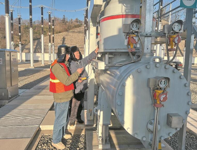 國網(wǎng)安徽超高壓公司度冬保供，帶電檢測主網(wǎng)設(shè)備